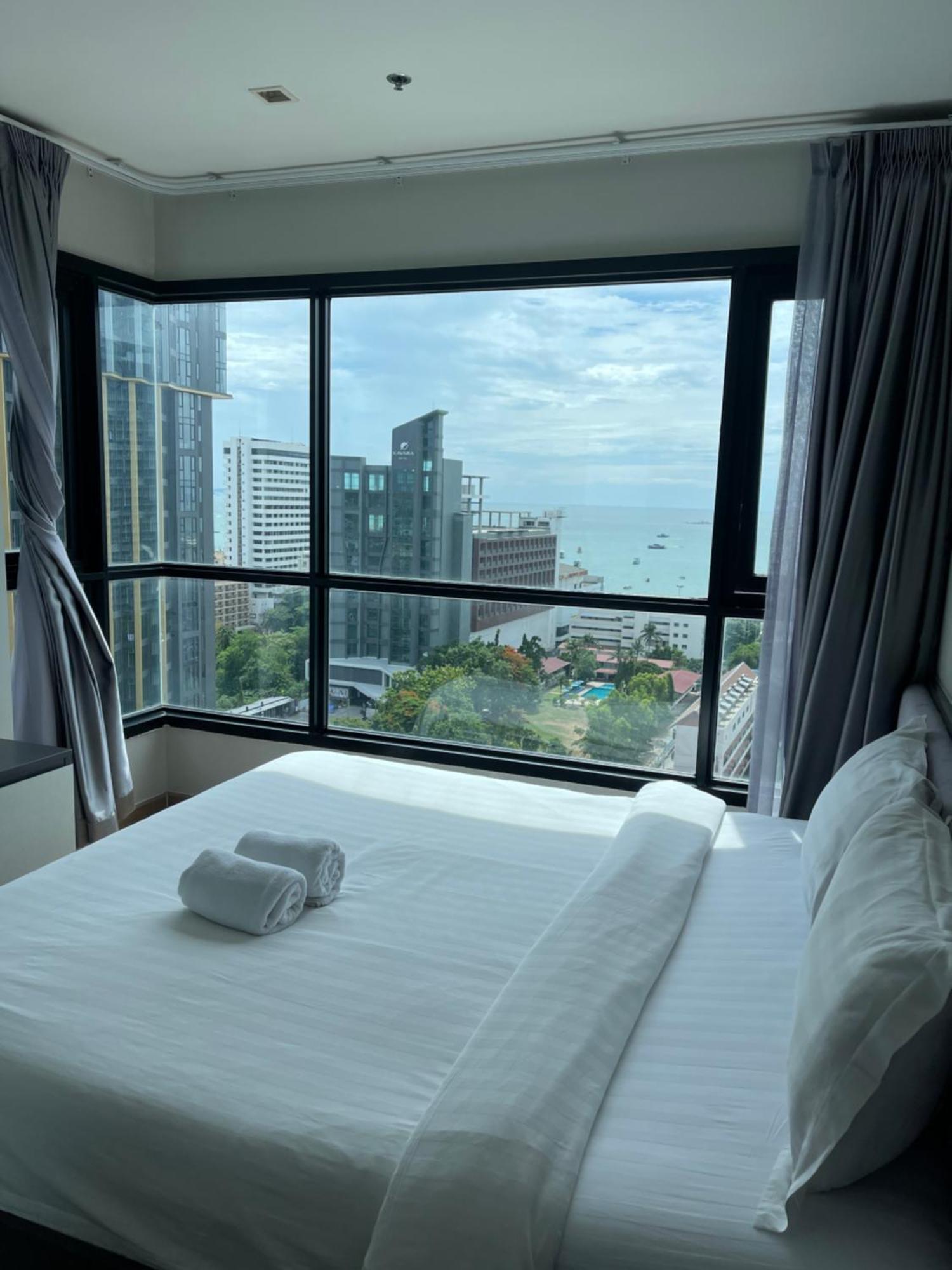 The Base Pattaya By Feng Apartment Exterior photo